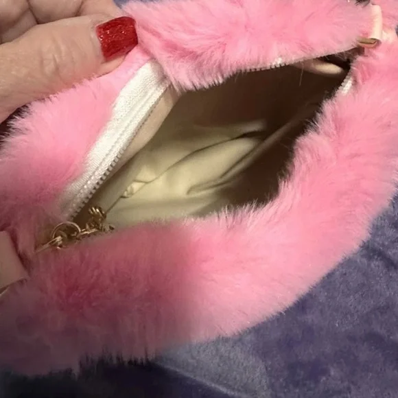 Pink Heart-Shaped Faux Fur Bag with Gold Chain - Picture 3 of 4